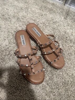 Steve Madden Tan Pyramid-Stud Slide Sandals